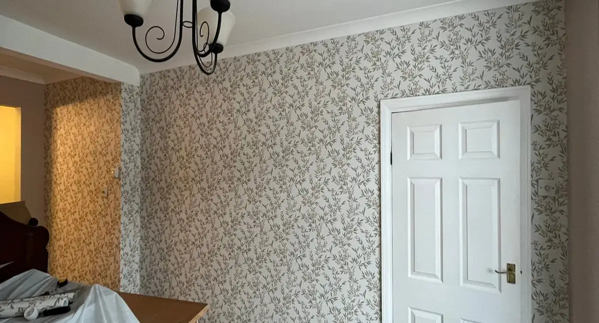 Lounge after wallpapering and painting