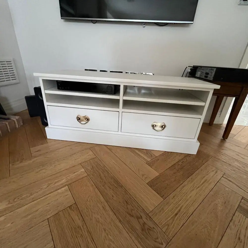 Media unit with herringbone detail