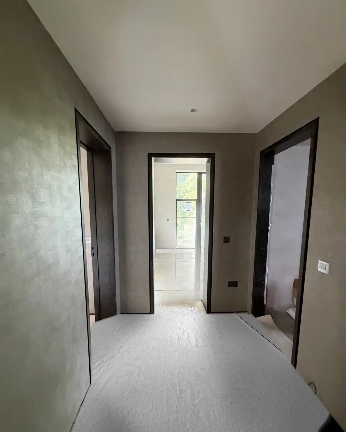 New-build hallway, freshly decorated